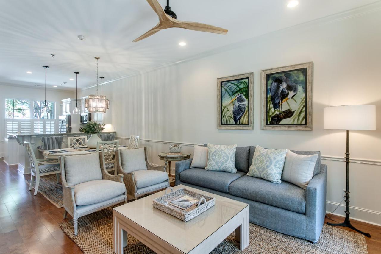 Luxe With And Pool Access Holiday home