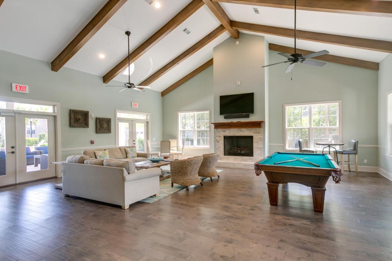 Luxe With And Pool Access Holiday home